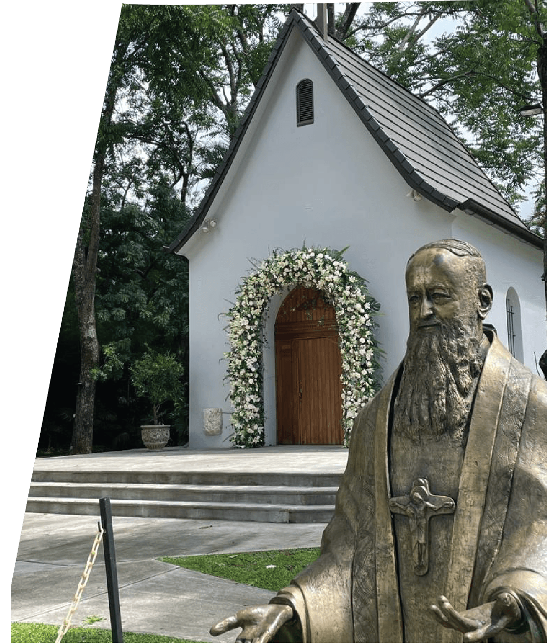 Santuario con la imagen del Padre Fundador