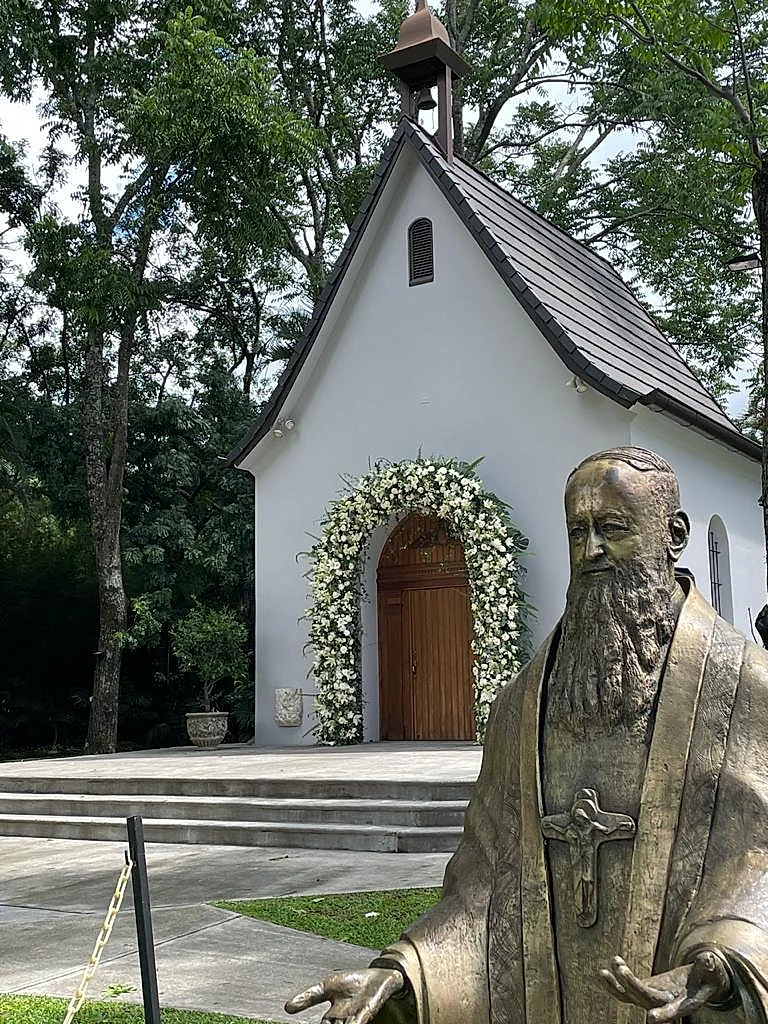 Estatua del Padre Kentenich frente al Santuario de Schoenstatt en Costa Rica